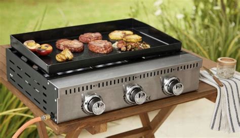 gril s pripraveným oštiepkom