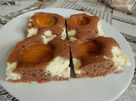 Hrnčekový koláč s marhuľami a posýpkou