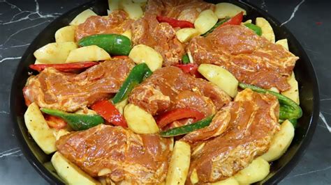 Pečené bravčové mäso so zeleninou a zemiakmi