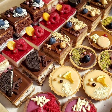 Rôzne druhy dezertov pripravené na stole