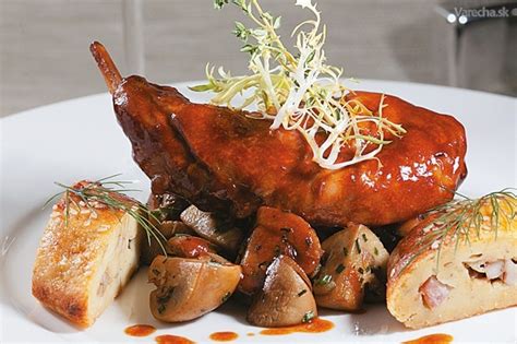 Pečený zajac v medovom kabátiku s prílohou