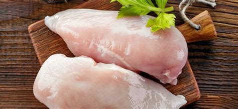 Surové kuracie mäso s ingredienciami na plnenie