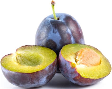 Šťavnaté slivky pripravené na pečenie