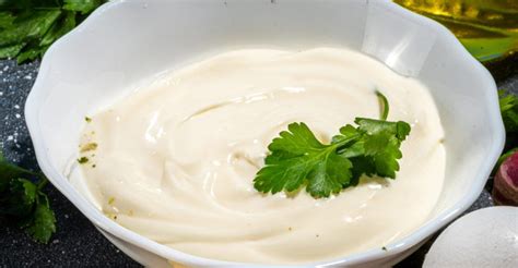 Domáca majonéza podávaná s hranolkami
