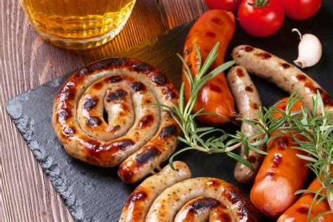 Rôzne druhy klobás pripravené na grilovanie