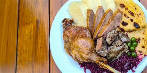 Servírovaný tanier s grilovanými klobásami a prílohami