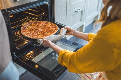 rozložená pizza pred pečením