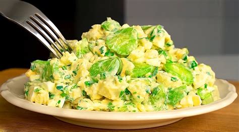 Ilustračné foto zemiakového šalátu s uhorkou a vajíčkom