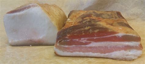 prerastena slanina, cibula a sampinony na panvici