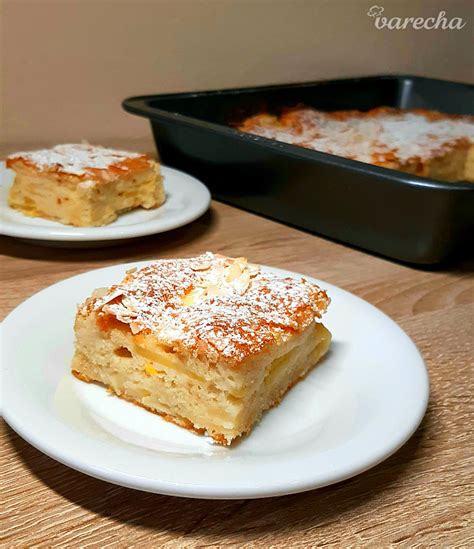 Suroviny na jednoduchý koláč: jogurt, vajcia, kukuričná múka