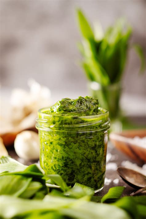 Pripravené pesto z medvedieho cesnaku v pohári
