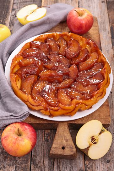 hotový obrátený jablkový koláč Tarte Tatin