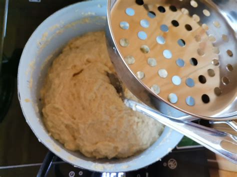 Nerezová varecha mieša cesto na halušky