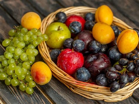 Zmes ovocia s koreninami a citrusmi pripravená na pečenie