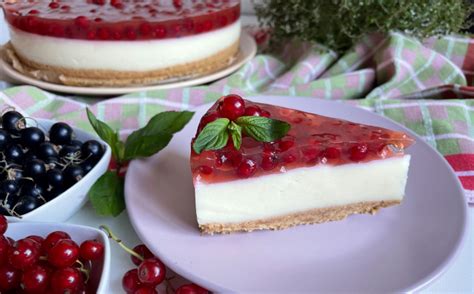 Koláž rôznych ovocných zákuskov so želatínou