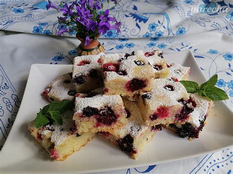 Koláč z kyslého mlieka s ovocím a posýpkou