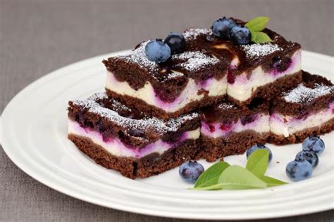 Brownie s tvarohom a ovocím pripravené na konzumáciu