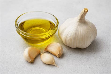 Cesnak a olivový olej na panvici