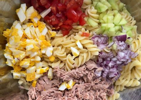 Ingrediencie na šalát s tuniakom a jablkami