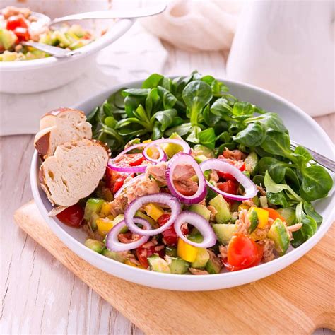 Ilustračná fotografia šalátu s jablkami a tuniakom