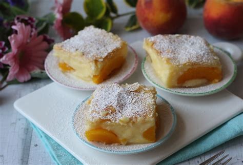 Ilustračná fotografia jogurtového koláča s broskyňami