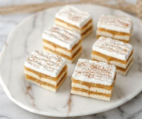 Nepečený jablkový koláč s karamelovou polevou