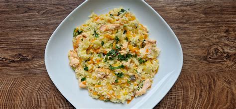 Hotové šafránové rizoto s lososom a parmezánom