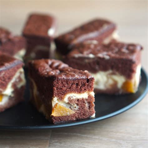 farebný tvarohový koláč s broskyňami