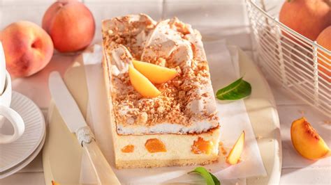 vrstvy tvarohového koláča s broskyňami