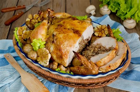 Ilustračné foto vykosteného a plneného kuraťa pripraveného na pečenie