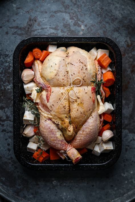 Fotografia hotového, naporciovaného vykosteného plneného kuraťa