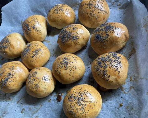 Čerstvé domáce žemličky posypané makom