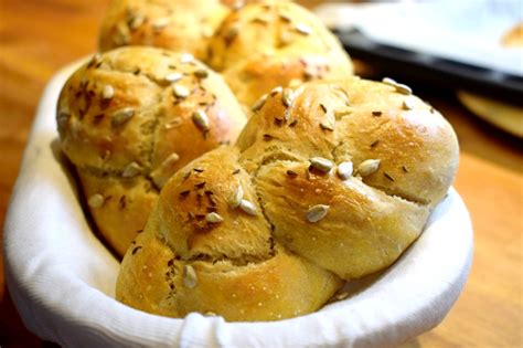 Deti jedia domáce kváskové pečivo