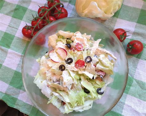 Šalát poliaty chutným dresingom.