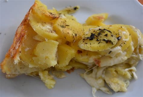 zapekané zemiaky so zeleninou a syrom