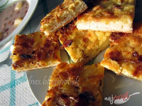 Hotový kysnutý cibuľový koláč pripravený na krájanie