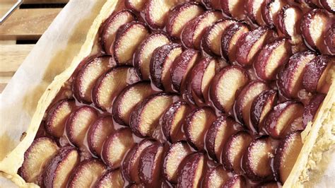 Šťavnaté slivky pripravené na koláč