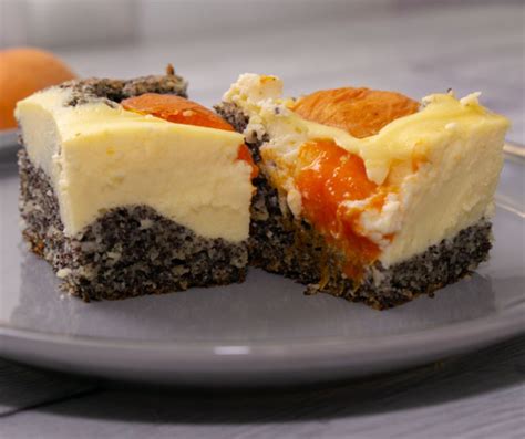 Koláč s makom a slivkami