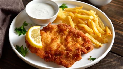 Šéfkuchár pripravuje bravčový rezeň