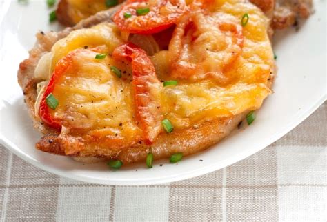 Ilustračné foto zapečeného mäsa so syrom a paradajkami