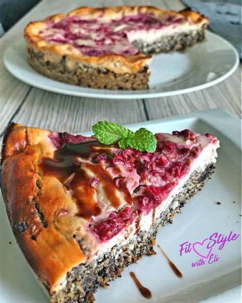 Hotový makovo-tvarohový koláč s ovocím