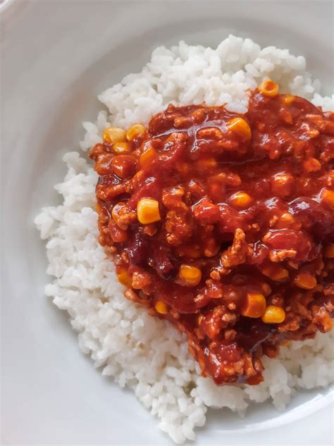 Servírované Chilli con carne s ryžou a kyslou smotanou