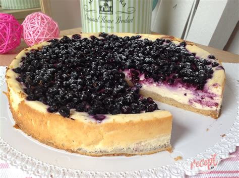 Hotový čokoládový tvarohový koláč s čučoriedkami