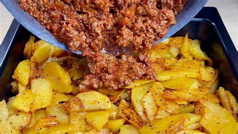 Miska s mletým mäsom a ingredienciami na prípravu jedla.