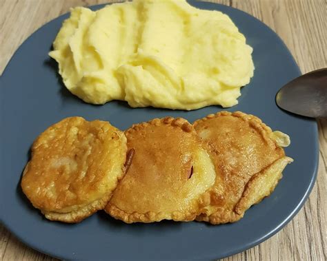 Tanier s bravčovými rezňami v syrovom cestíčku a zemiakovou kašou