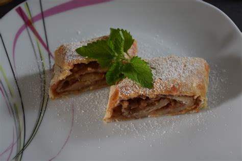 Hotová jablkovo-maková strúdenka posypaná práškovým cukrom