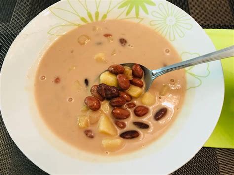 Servírovaná fazuľová polievka s kyslou smotanou