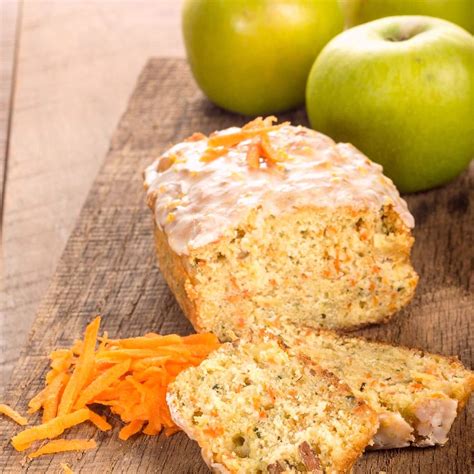 Jablkovo-mrkvový koláč s orechmi