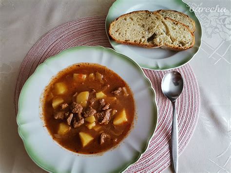 servírovaný guláš s chlebom