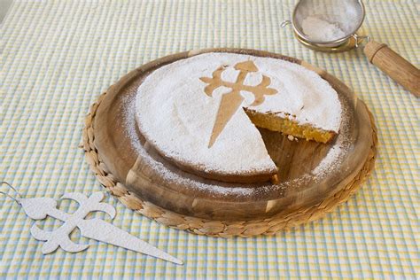 Tradičný španielsky koláč Tarta de Santiago s krížom